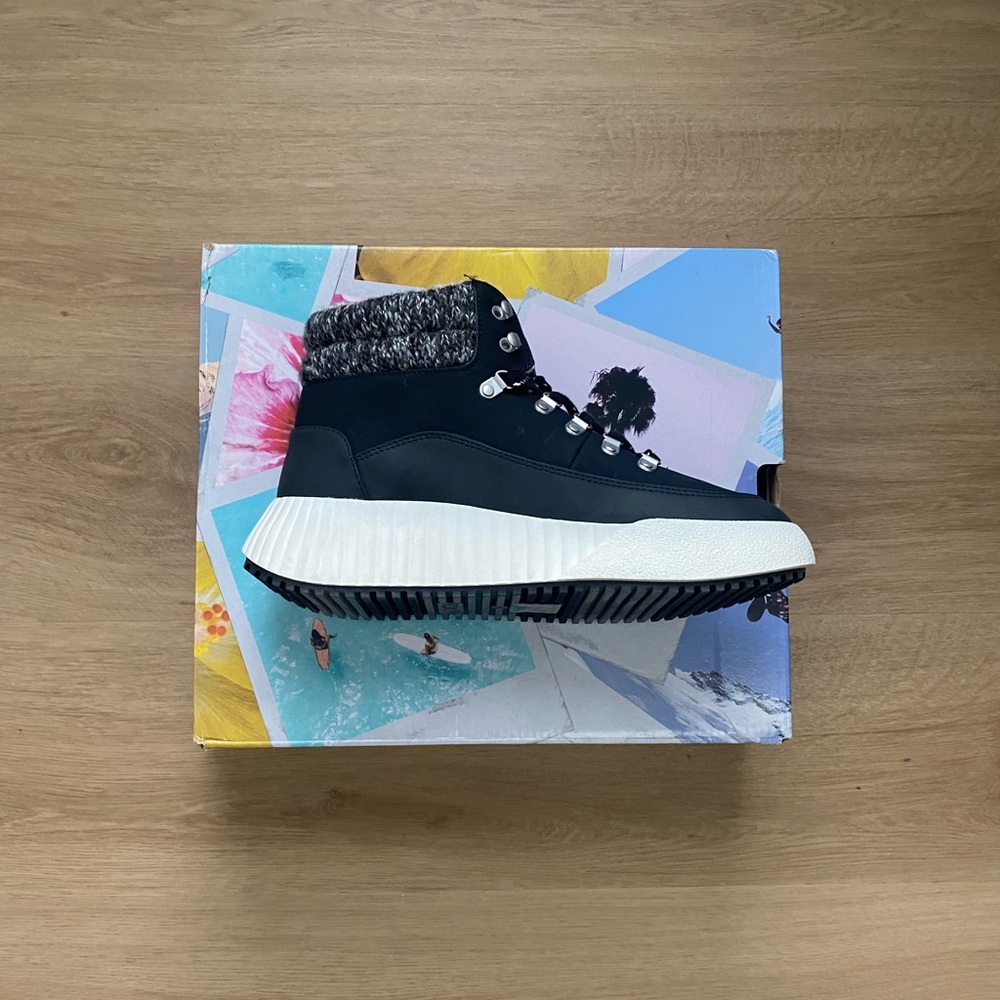 NWT Roxy Boots - Picture 10 of 13